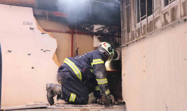 Kafe bahçesinde çıkan yangın diğer dükkanlarda paniğe neden oldu