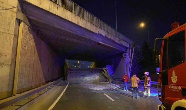 Kağıthane'de damperi açılan kamyon ortalığı savaş alanına çevirdi: 1 yaralı