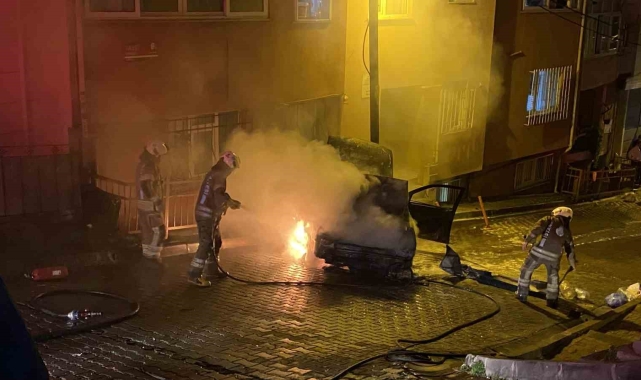 Kağıthane'de park halindeki araç alev alev yandı