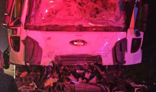 Kamyona arkadan çarpan tırın sürücüsü hayatını kaybetti