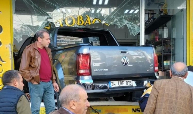 Kamyonet iş yerine uçarak girdi: 1 yaralı