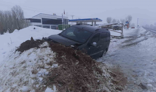 Kamyonet yoldan çıktı: 2 yaralı