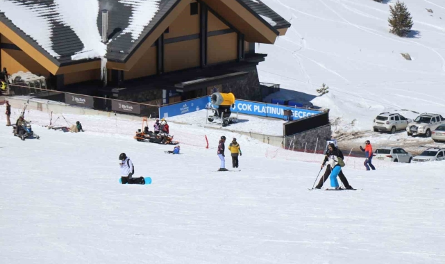 Kartalkaya'da kayak sezonu kapandı: Son günde kayağın tadını çıkardılar