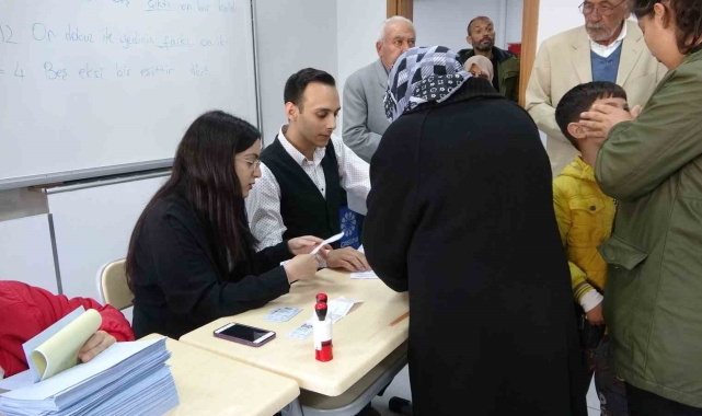 Kayseri'de oy kullanma işlemi başladı