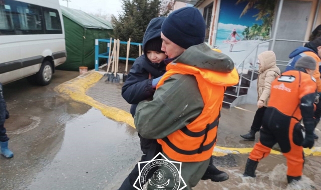 Kazakistan'da sel: Binlerce kişi helikopterle tahliye edildi