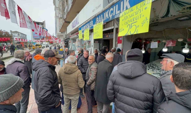 Kilosu 25 TL'den satılan istavriti almak için tezgah önünde kuyruğa girdiler