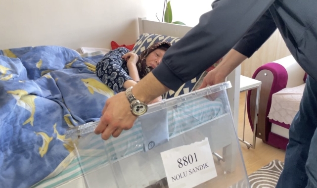 Kırklareli'nde engelli veya hastalar "seyyar sandık" ile oyunu kullandı