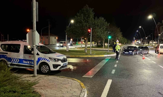 Kırmızı ışık ihlali kazaya neden oldu: 2 kişi yaralandı