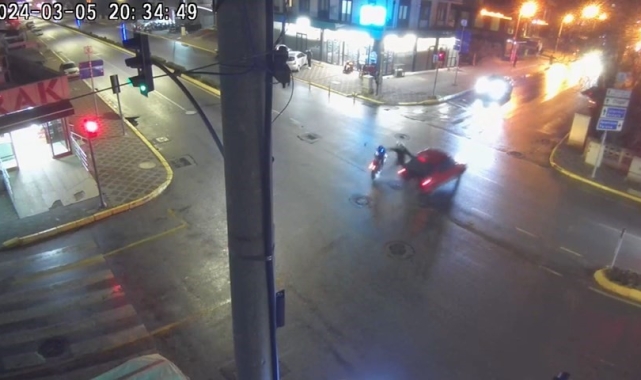Kırmızı ışık ihlali yapan motosikletli otomobil ile böyle çarptı
