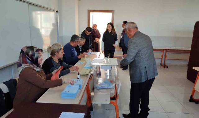 Kırşehir'de vatandaşlar erken saatlerden itibaren sandık başına gitti