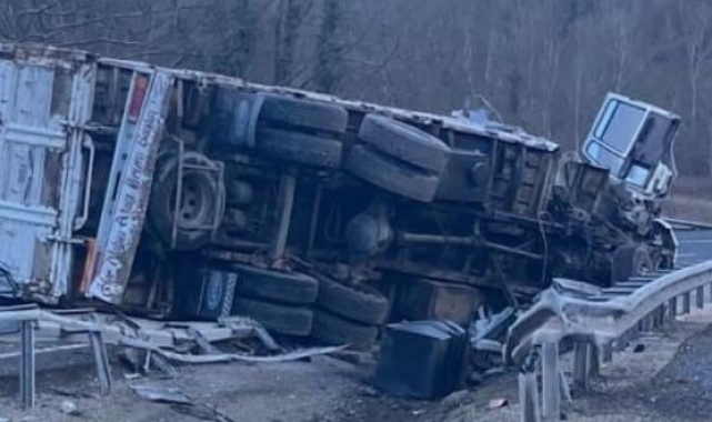 Kontrolden çıkan kamyon orta refüje devrildi