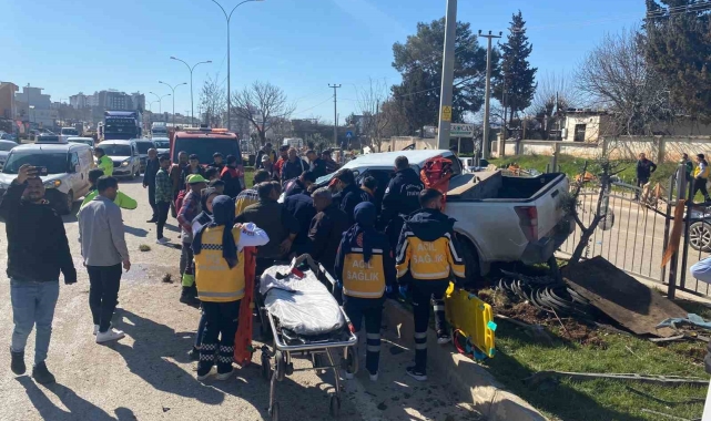 Kontrolden çıkan kamyonet refüje çıktı: 3 yaralı