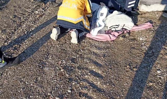 Kontrolden çıkan otomobil altyapı için açılan çukura yuvarlandı: 2 yaralı