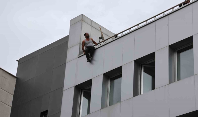 Konya'da çatıya çıkan kişi, polis ekiplerince ikna edildi