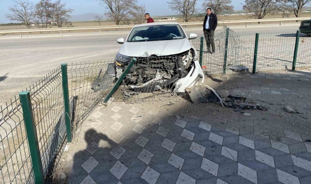 Konya'da otomobil demir çitlere çarptı: 2 yaralı