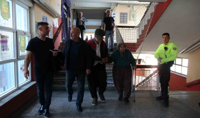 Kozan'da tarihi okullarda seçim heyecanı yaşanıyor