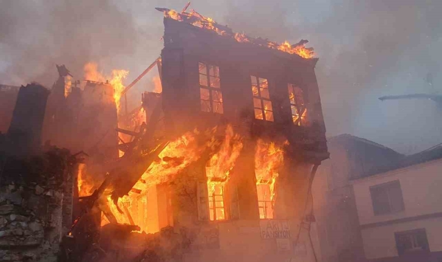 Kuşadası'nda tarihi bina alev alev yandı