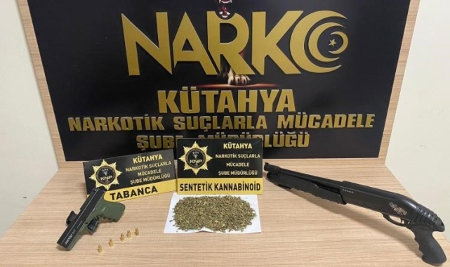 Kütahya'da bir evde silah ve uyuşturucu ele geçirildi