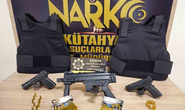 Kütahya'da otomatik silah, 2 tabanca ve çelik yelekler ele geçirilen 2 zanlı tutuklandı