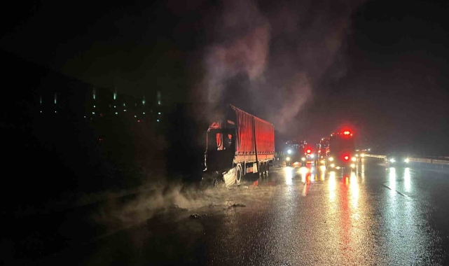 Kuzey Marmara Otoyolu'nda asit yüklü tır alev alev yandı