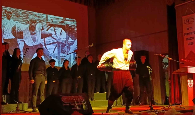 Lise öğrencilerinin '18 Mart Şehitler Günü' gösterisi duygulandırdı