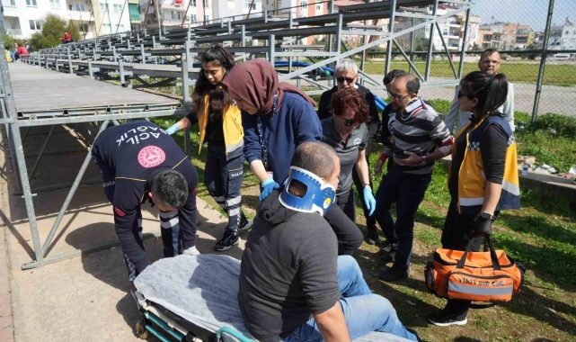 Maç esnasında tribündeki tahta plaka çöktü: 3 seyirci yaralı