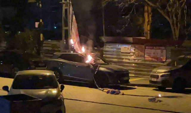 Maltepe'de seçim bayrağı asılan elektrik kablosu düştü, lüks araç yandı