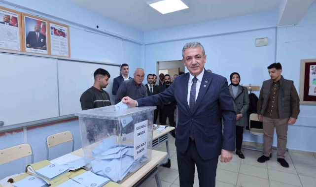 Mardin Valisi Tuncay Akkoyun eşi ve oğluyla birlikte oyunu kullandı