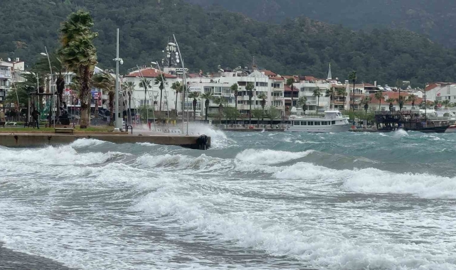 Marmaris'te önce fırtına, sonra sağanak yağış etkili oldu