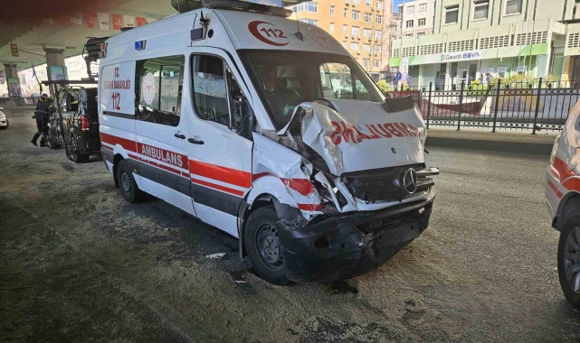 Mecidiyeköy'de hatalı dönüş yapan minibüsle hastaya yetişmeye çalışan ambulans çarpıştı