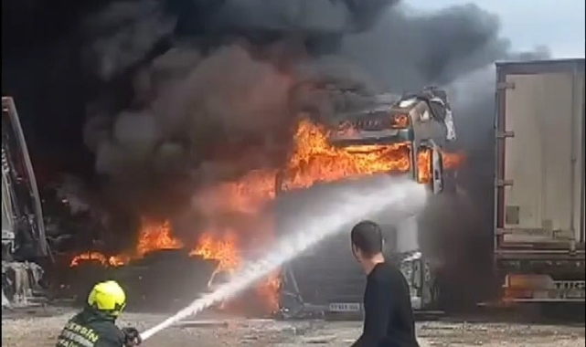 Mersin'de park halindeki 3 tır alev alev yandı