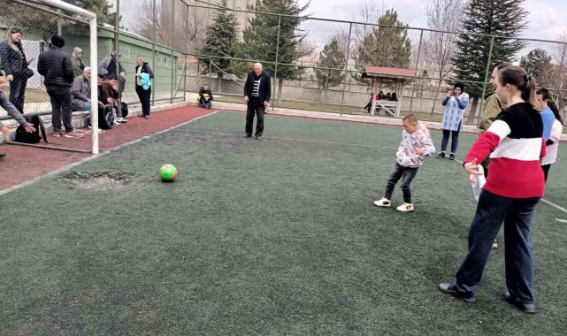 Müdür Kasapoğlu, down sendromlu gençlerle buluştu