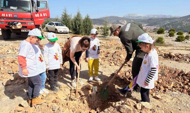 Muğla'da minik öğrenciler fidan dikti