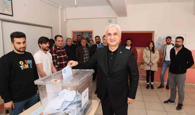 Muş Valisi Çakır, oyunu kullandı