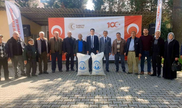 Orhaneli&#039;de çiftçilere yağlık aspir tohumu dağıtıldı