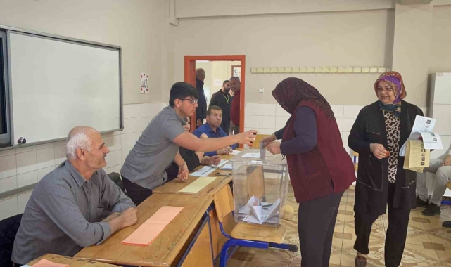 Osmaniye'de oy kullanma işlemi başladı