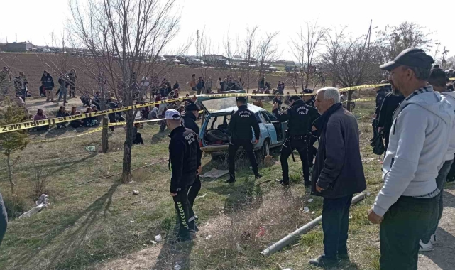 Otobüs durağında bekleyenlere otomobil çarptı: 3 ölü, 6 yaralı