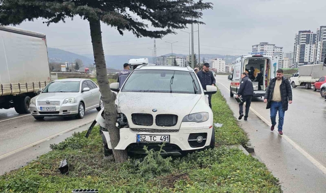 Otomobil ağaca çarptı: 1 yaralı
