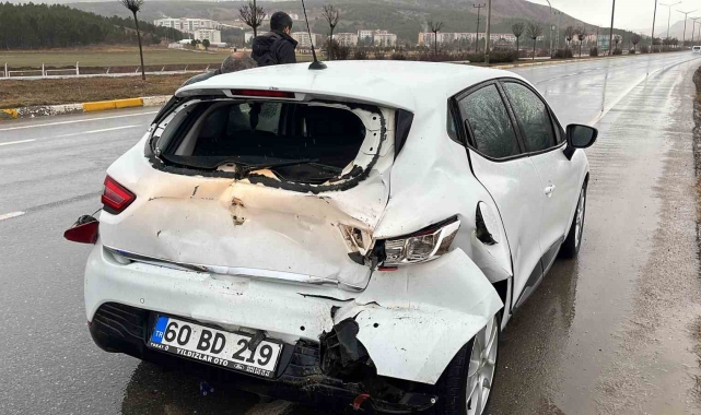 Otomobil ile tır çarpıştı: 2 yaralı