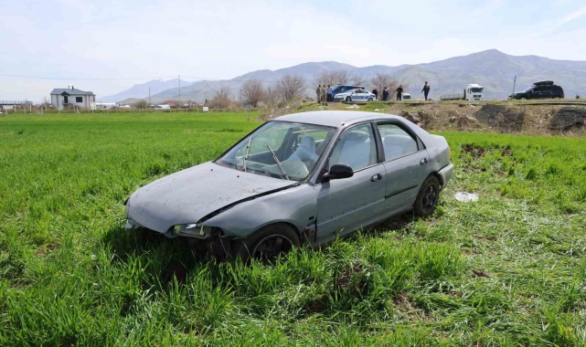 Otomobil tarlaya uçtu: 3 yaralı