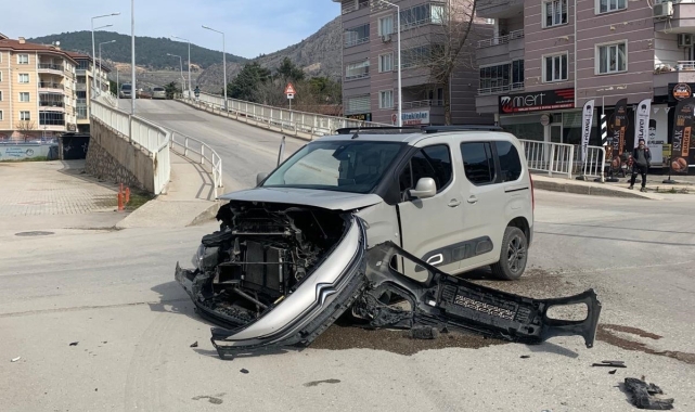 Otomobille hafif ticari araç kavşakta çarpıştı: Kaza anı kamerada