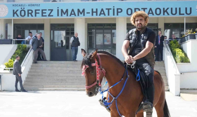 Oy kullanmaya atıyla geldi