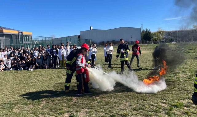Özel okulda yapılan deprem tatbikatı gerçeğini aratmadı