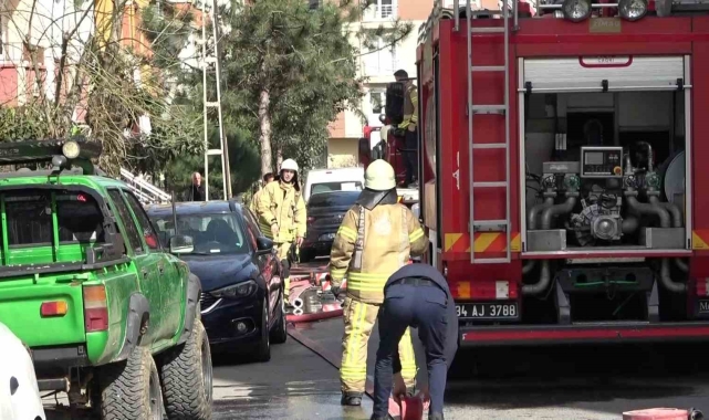Pendik'te 5 katlı binanın çatısı alev alev yandı