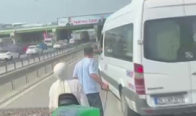 Pendik'te minibüs sürücülerinin bıçaklı tartışması kamerada