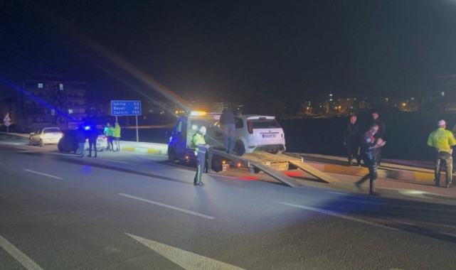 Polislerden kaçarken ekip otosuna çarpan sürücü ehliyetsiz çıktı