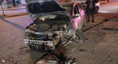 Refüje çıkan otomobil sinyalizasyon direğine çarptı: 1 yaralı