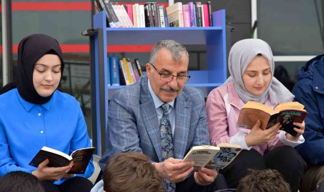 Rektör Gavgalı, öğrencilerle birlikte kitap okudu