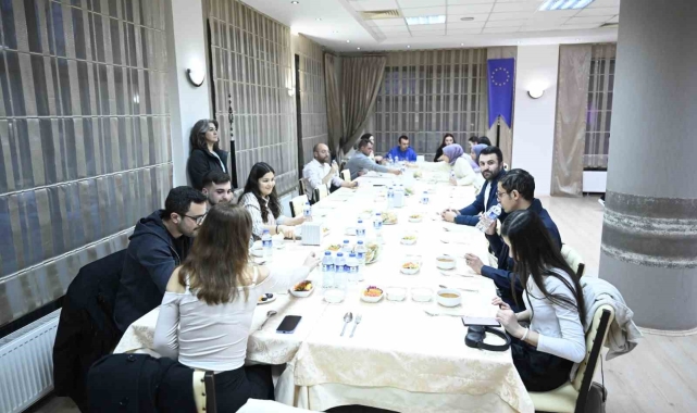 Rektör Savaş 'Gençler Çalışıyor Uşak Kazanıyor' projesinin ilk kursiyerleriyle buluştu