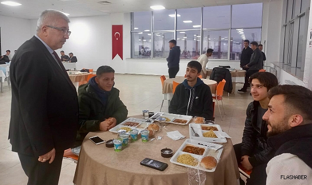 REKTÖR TAŞDEMİR, ÖĞRENCİLERLE ORUÇ AÇTI!
